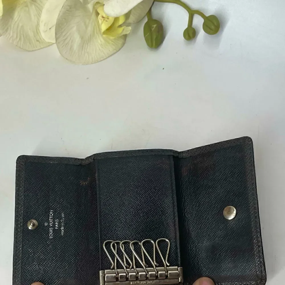 AUTHENTIC Louis Vuitton Black Taiga 6 Key Wallet